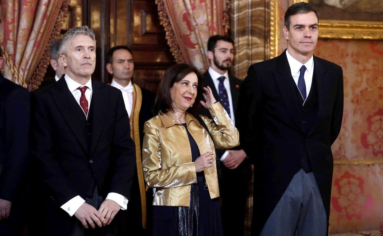 Los ministros de Interior y Defensa, junto al presidente del Gobierno, en una psada ceremonia de la Pascua Militar.