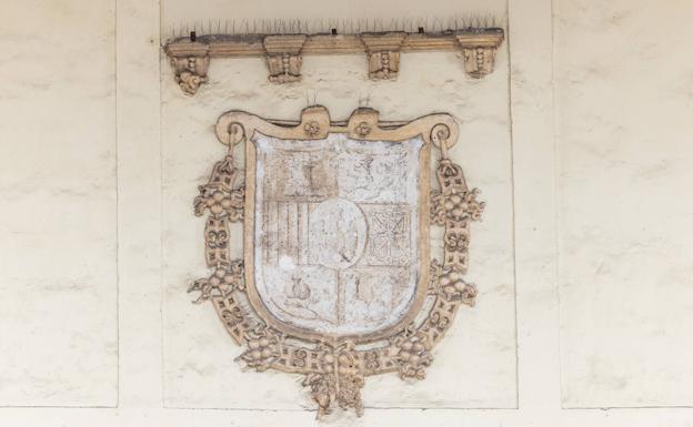 Escudo del reinado de José I en la fachada de la iglesia de San Benito de Valladolid.