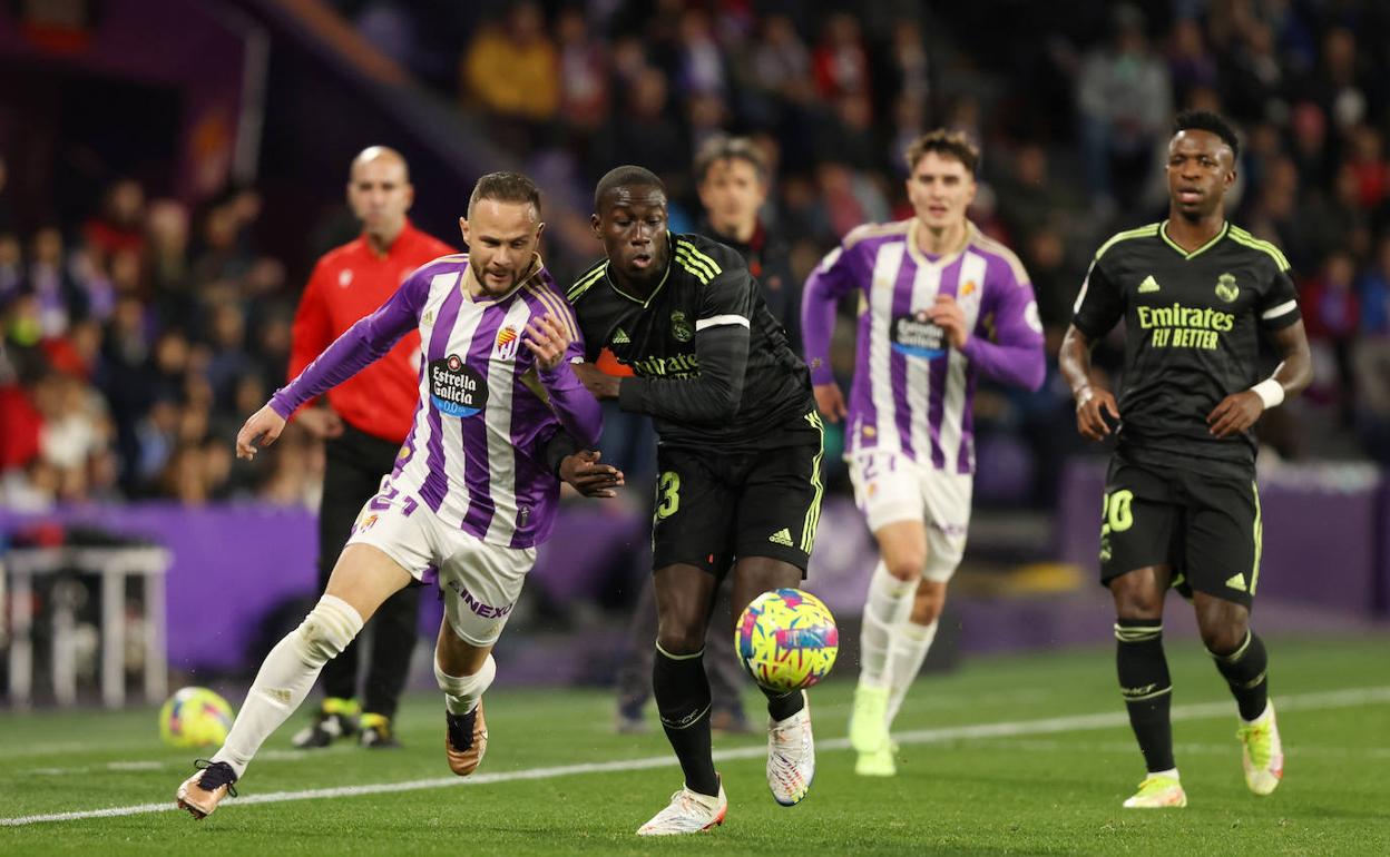 Javi Sánchez trata de superar a Mendy durante el partido frente al Real Madrid. 