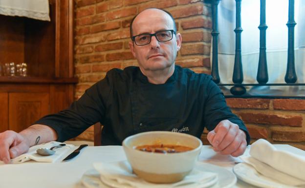 Carlos Sánchez posa con sus sopas de ajo con costra terminadas al horno 