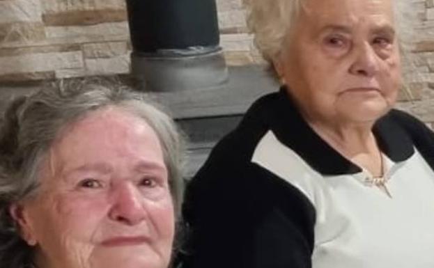 Vicenta (arriba) y su hermana Dioni, con la que guarda un gran parecido 