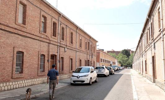 Casas junto a la dársena del Canal de Castilla. 