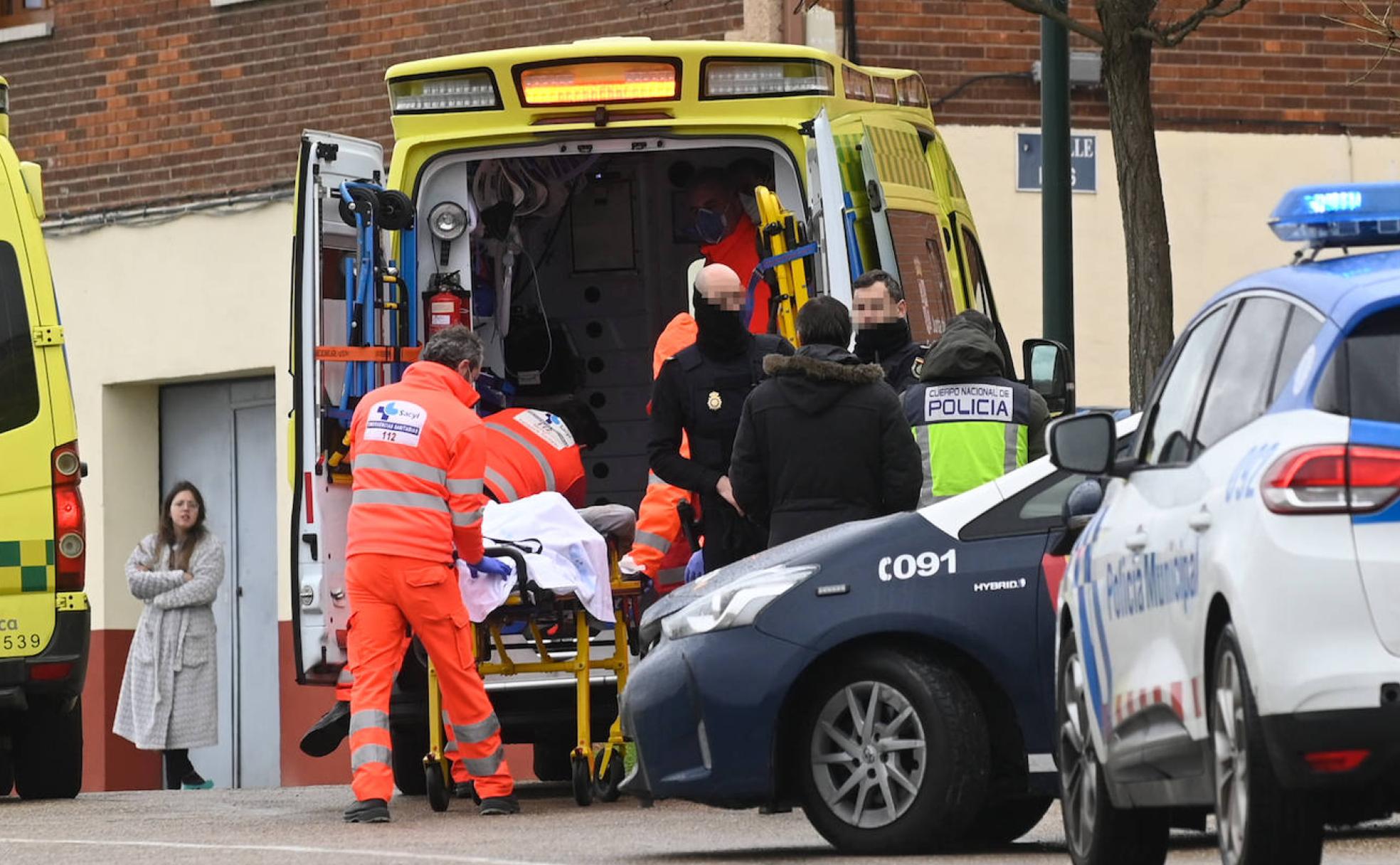 Varios sanitarios introducen al detenido en la ambulancia antes de ser trasladado al Hospital Clínico.