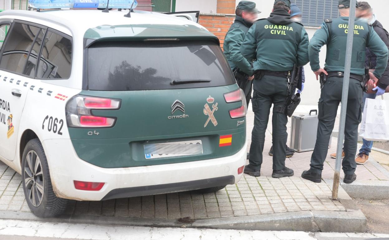 Agentes de la Guardia Civil, junto al domicilio de la mujer asesinada en Santa Marta de Tormes. 