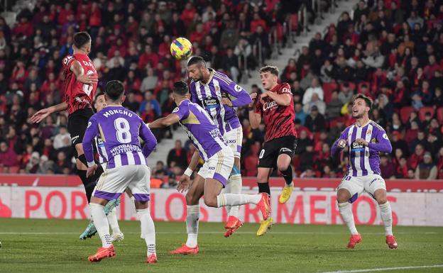 Joaquín despeja un balón en una acción defensiva del Real Valladolid frente al Mallorca. 