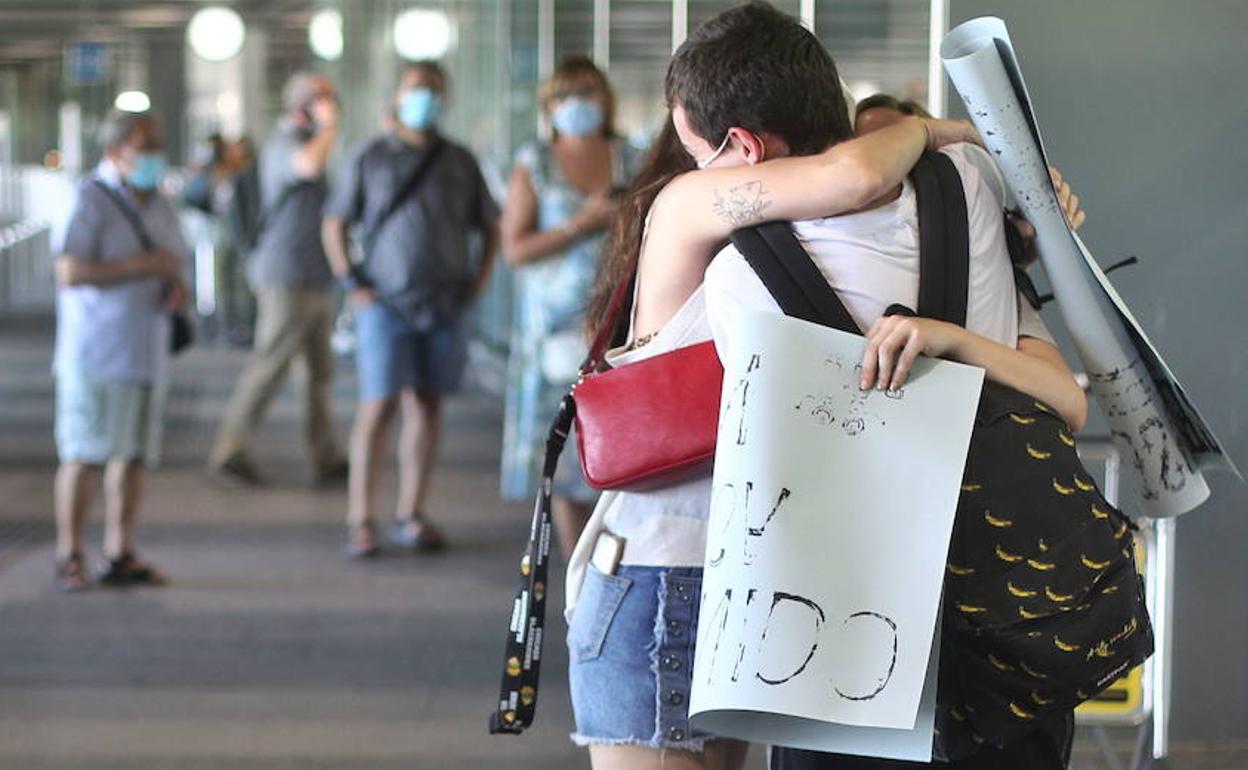 Dos jóvenes se reencuentra en el aeropuerto de Madrid.