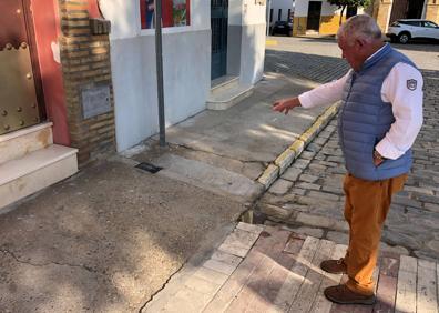 Imagen secundaria 1 - En la imagen superior, los servicios sanitarios atienden a los heridos en el atropello durante la cabalgata; debajo, un vecino señala el lugar del accidente en una de las calles de Marchena; por último, la Policía custudia el tractor y la carroza en el lugar del siniestro el mismo jueves.