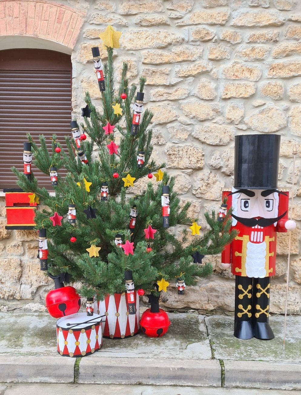 Cordovilla la Real ha brillado durante la Navidad con una esmerada decoración de árboles navideños