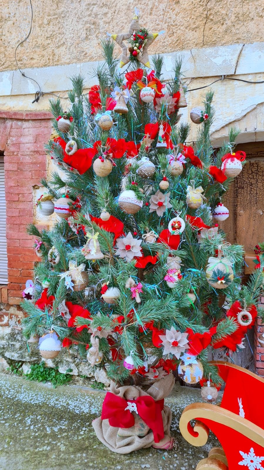 Cordovilla la Real ha brillado durante la Navidad con una esmerada decoración de árboles navideños