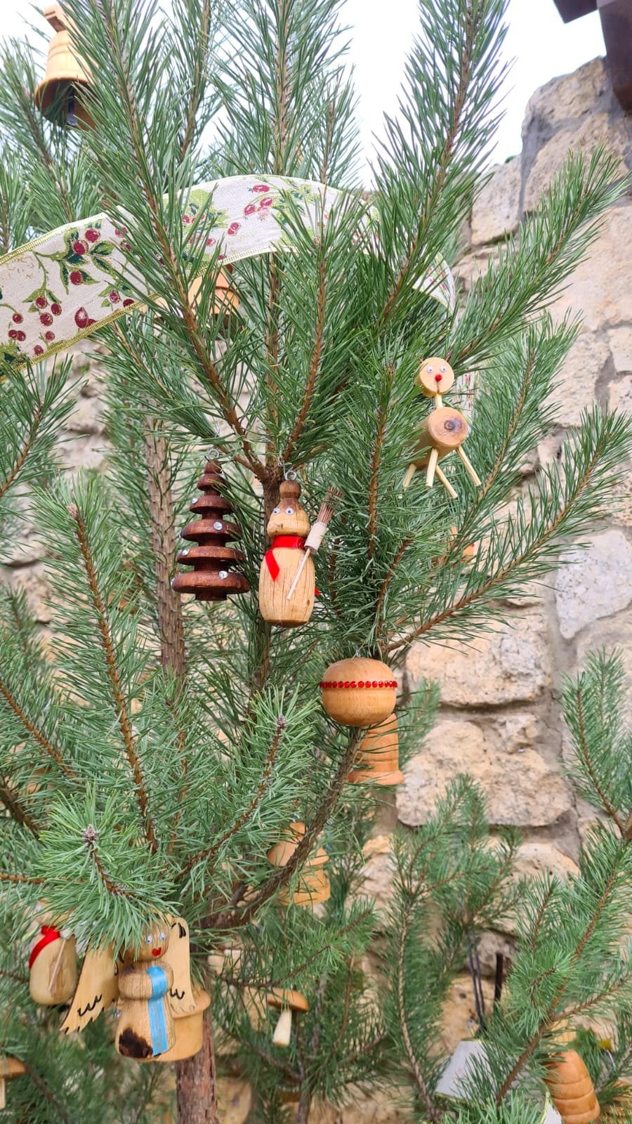 Cordovilla la Real ha brillado durante la Navidad con una esmerada decoración de árboles navideños