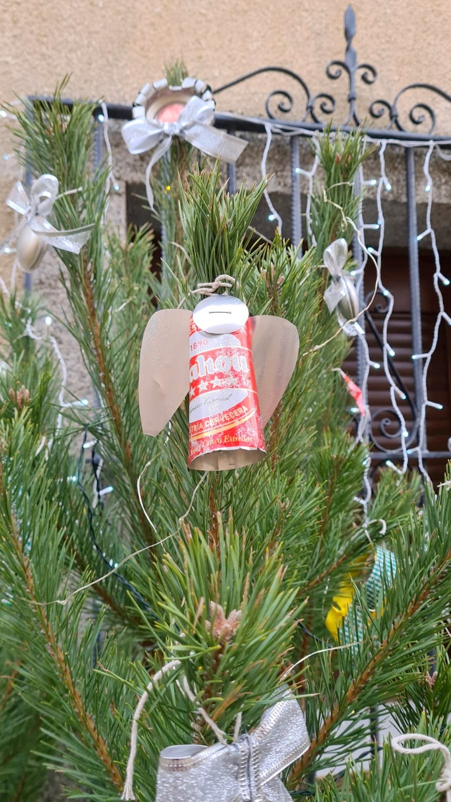 Cordovilla la Real ha brillado durante la Navidad con una esmerada decoración de árboles navideños