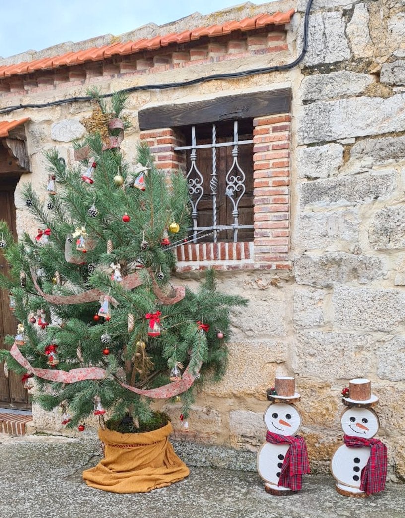 Cordovilla la Real ha brillado durante la Navidad con una esmerada decoración de árboles navideños