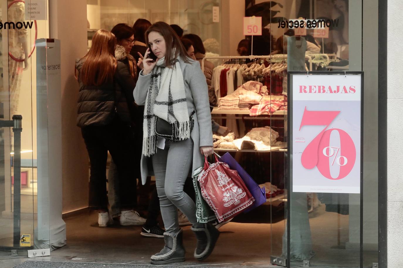 Fotos: Arrancan 50 días de rebajas, las últimas para El Corte Inglés de Constitución