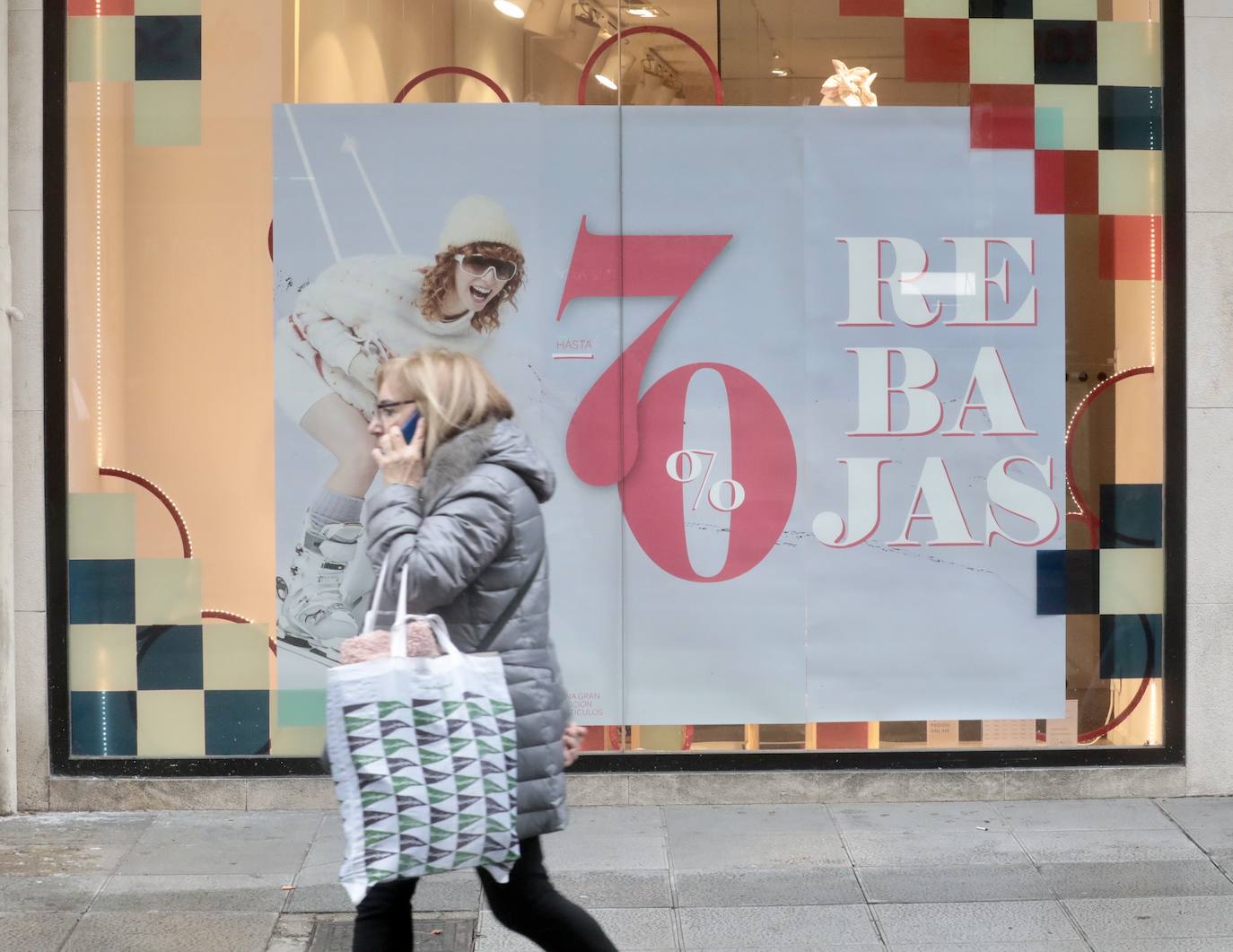 Fotos: Arrancan 50 días de rebajas, las últimas para El Corte Inglés de Constitución