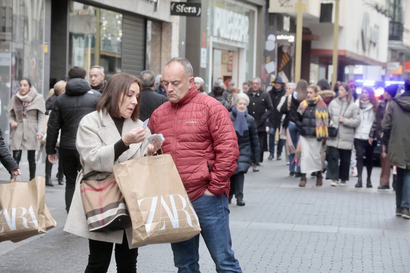 Fotos: Arrancan 50 días de rebajas, las últimas para El Corte Inglés de Constitución