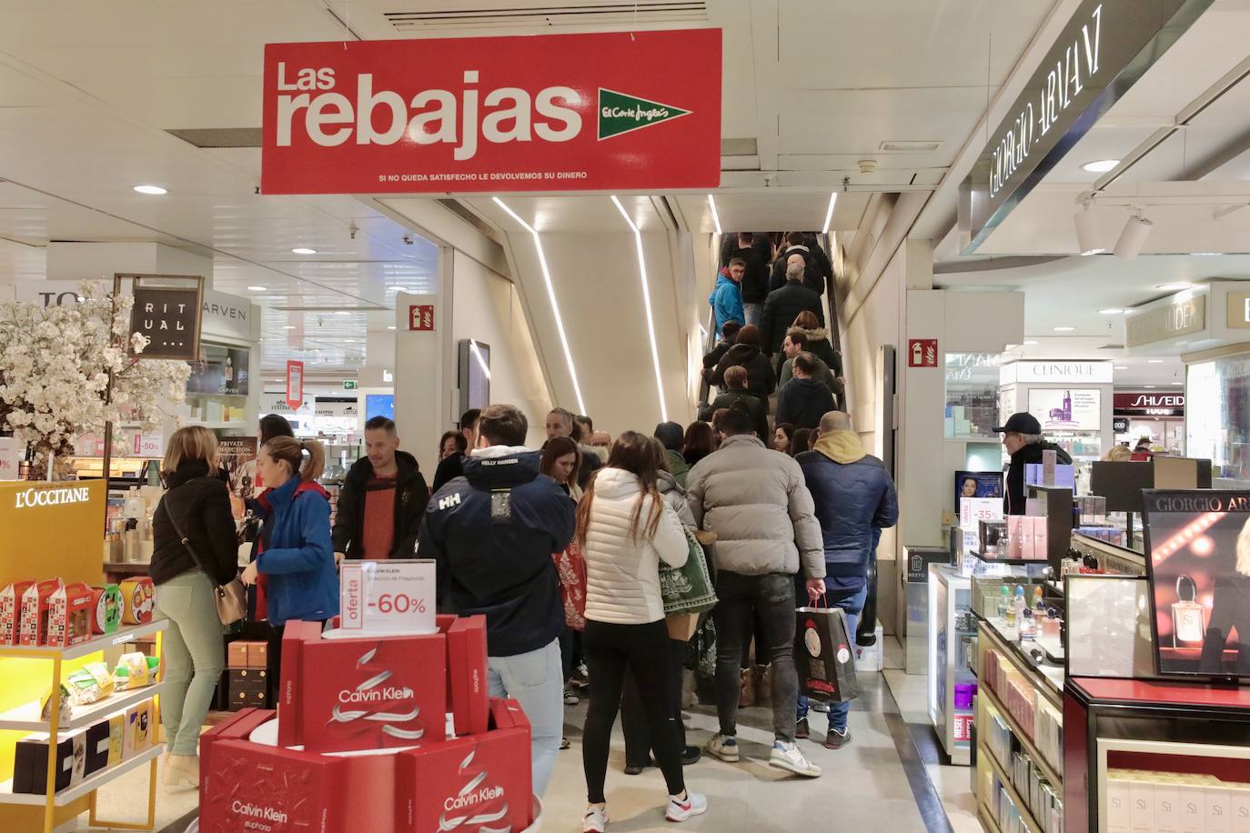 Fotos: Arrancan 50 días de rebajas, las últimas para El Corte Inglés de Constitución