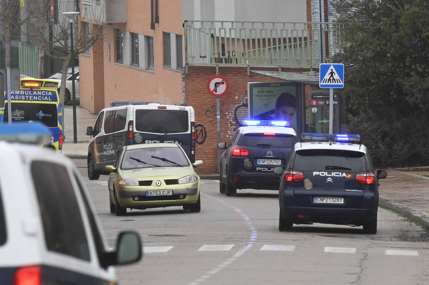 Fotos: Apuñala a un agente que acudió a detenerle por violencia machista en Las Flores