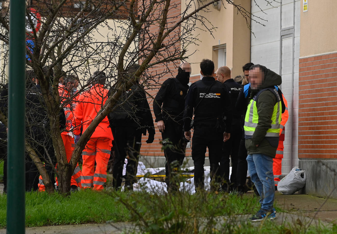 Fotos: Apuñala a un agente que acudió a detenerle por violencia machista en Las Flores