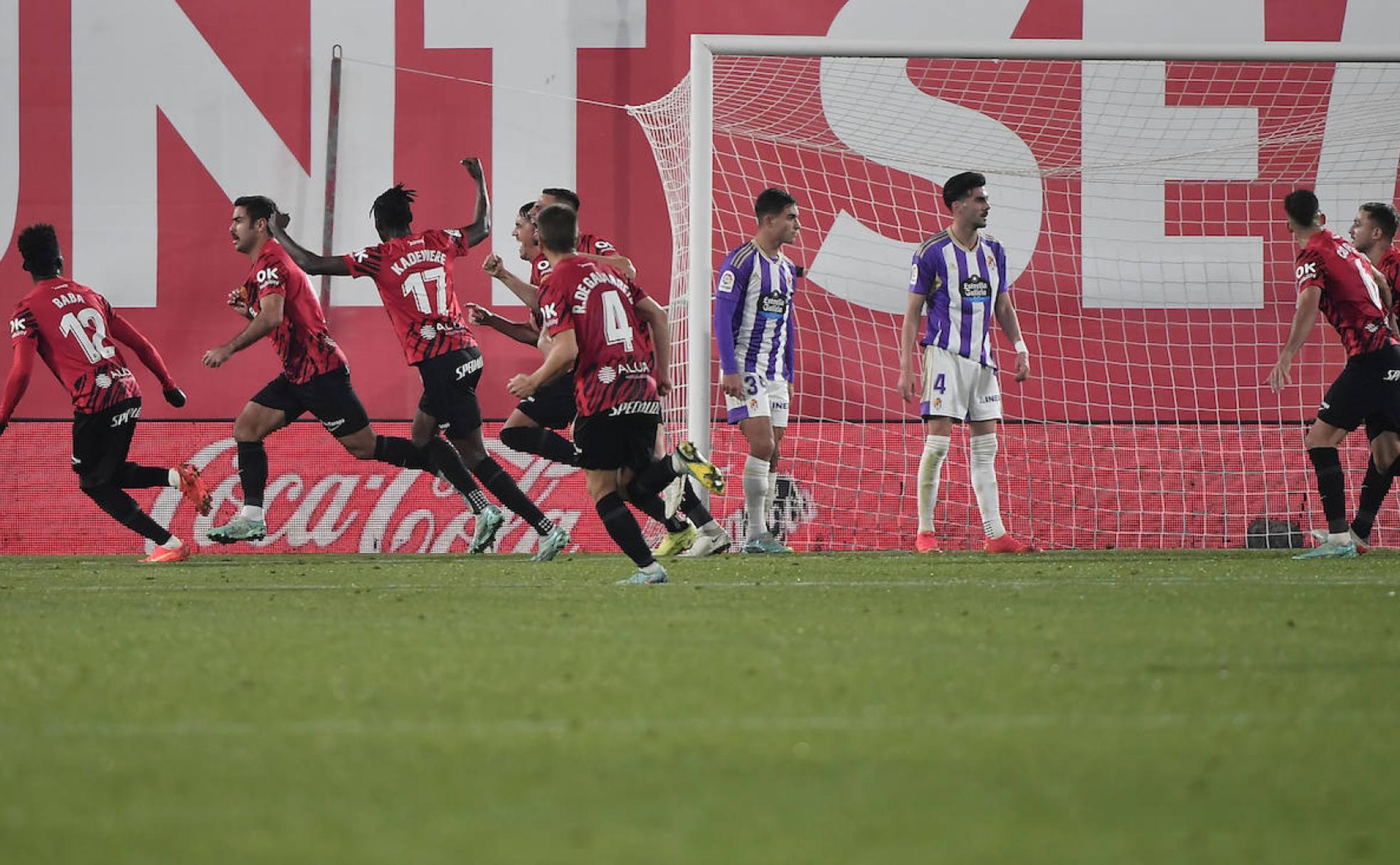 Jugadores del Mallorca celebran el gol del triunfo ante el Real Valladolid. 