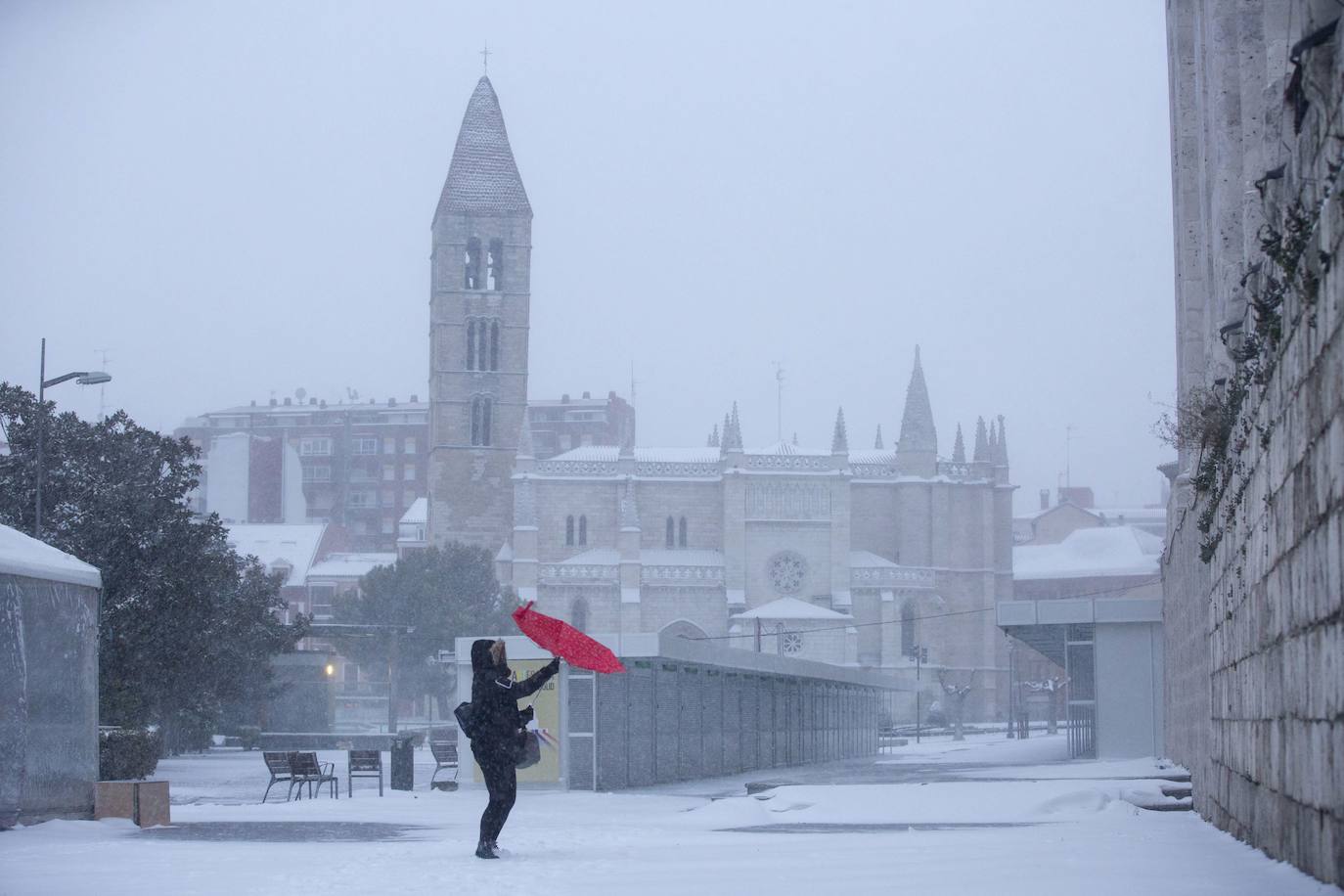 Es el 9 de enero de 2021. Valladolid, y toda España, amaneció cubierta de un manto blanco. La nieve que trajo Filomena dejaba estampas como esta de la zona de Portugalete, con la iglesia de la Antigua al fondo.