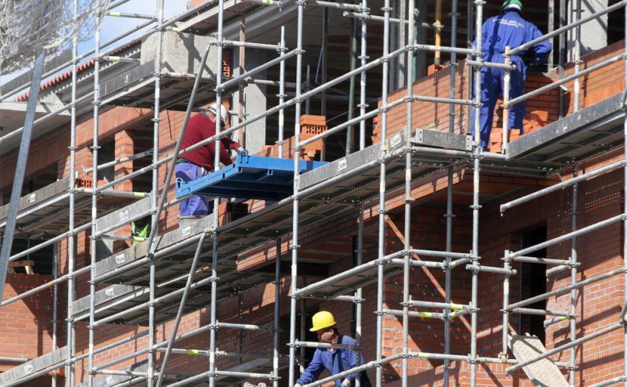 Trabajadores del sector de la construcción en los andamiajes de la obra de un edificio de viviendas en Segovia. 