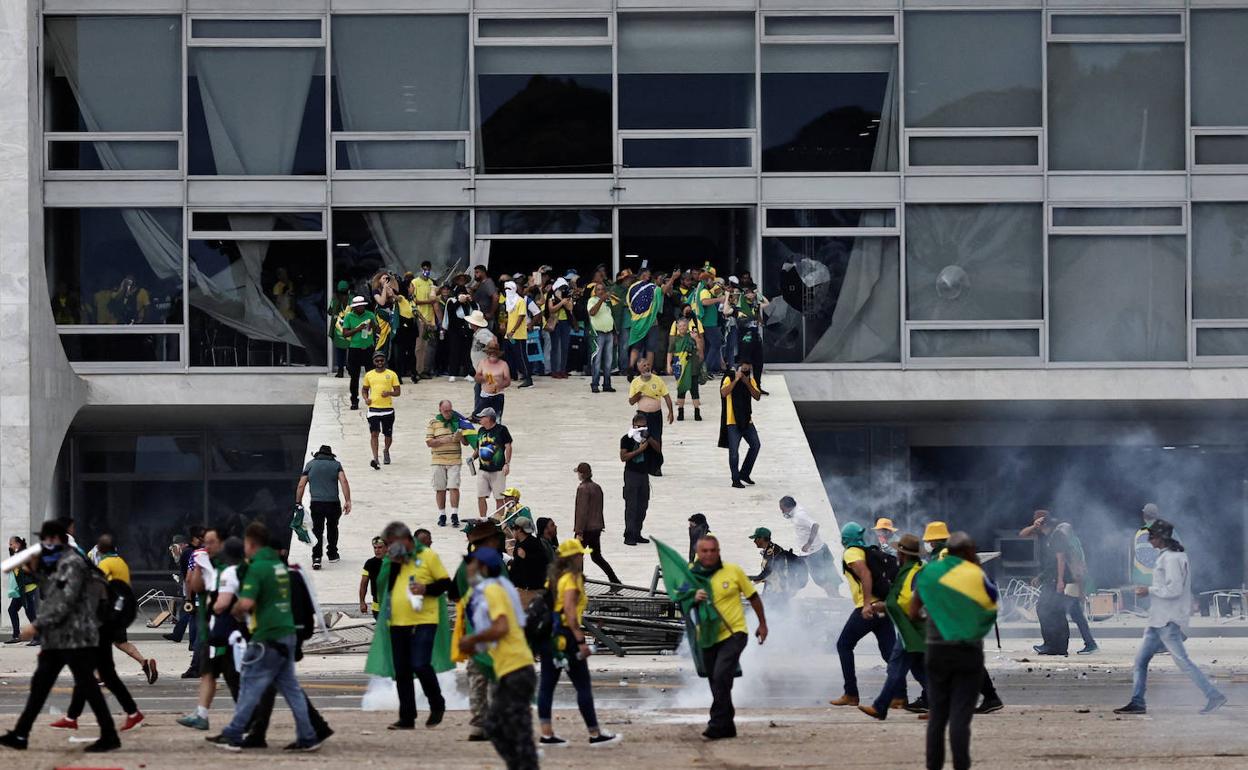 Seguidores de Bolsonaro causan destrozos en Brasilia. 