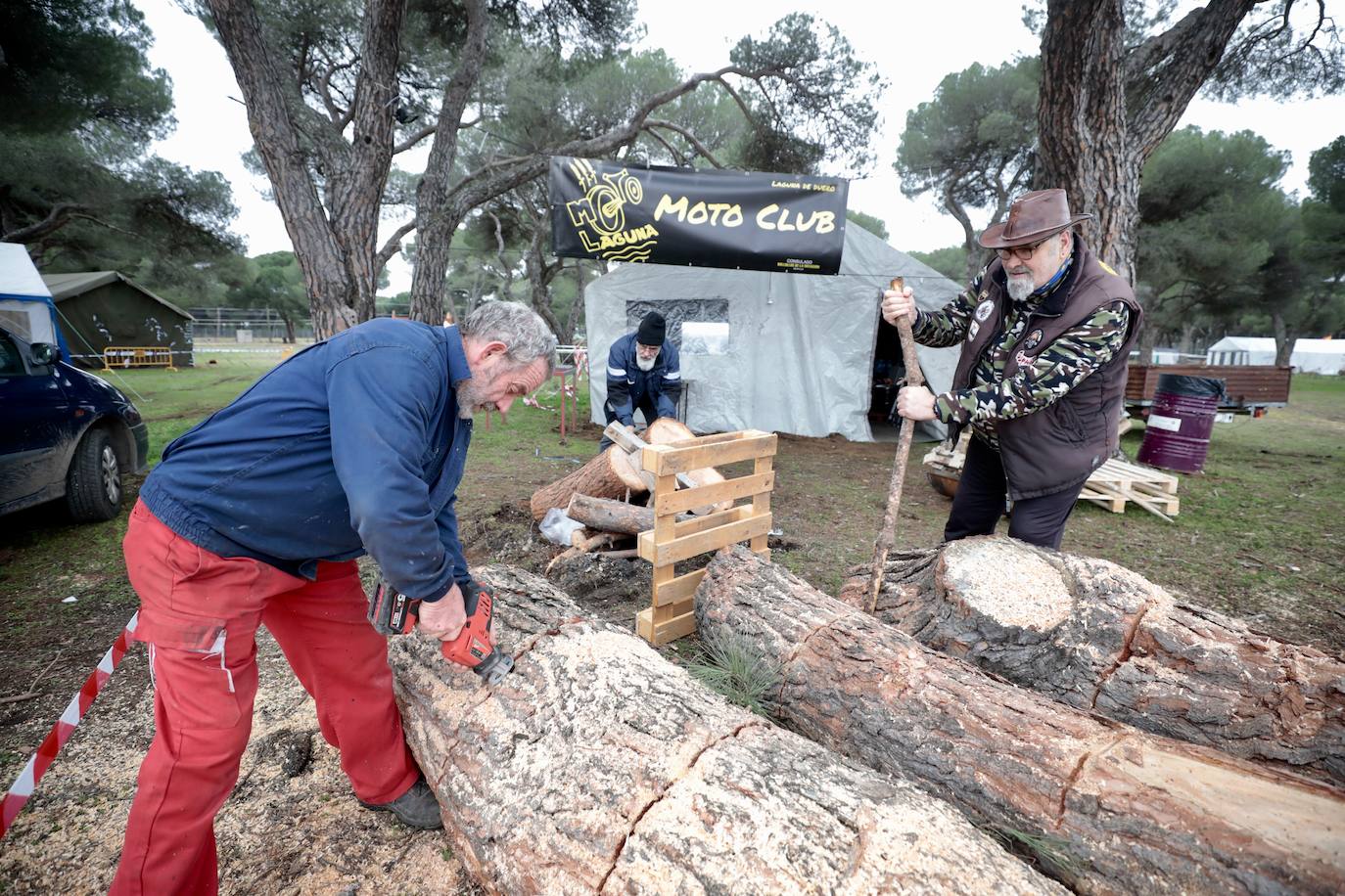 Varios miembros del Moto Club Laguna preparando leña para la concentración motera Pingüinos 2023