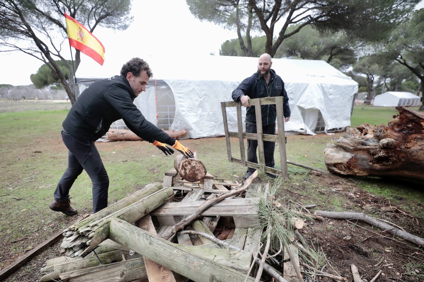 Algunos de los primeros participantes preparando leña para calentarse durante la concentración de Pingüinos 2023