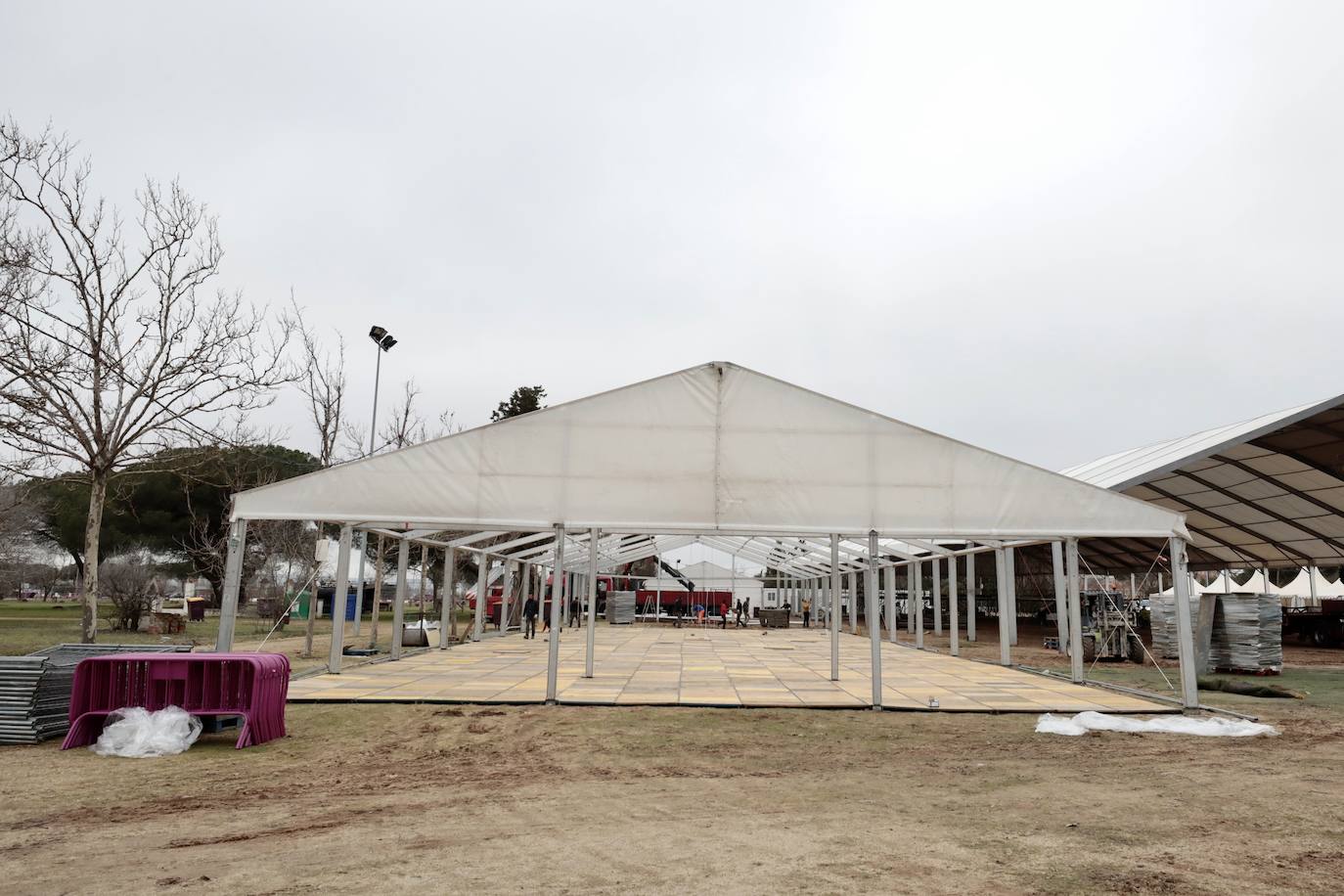 Instalación de la carpa principal de Pingüinos 2023