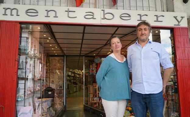 Juanjo Viloria y Diana Vives posan en frente de su comercio en la calle Ferrari.