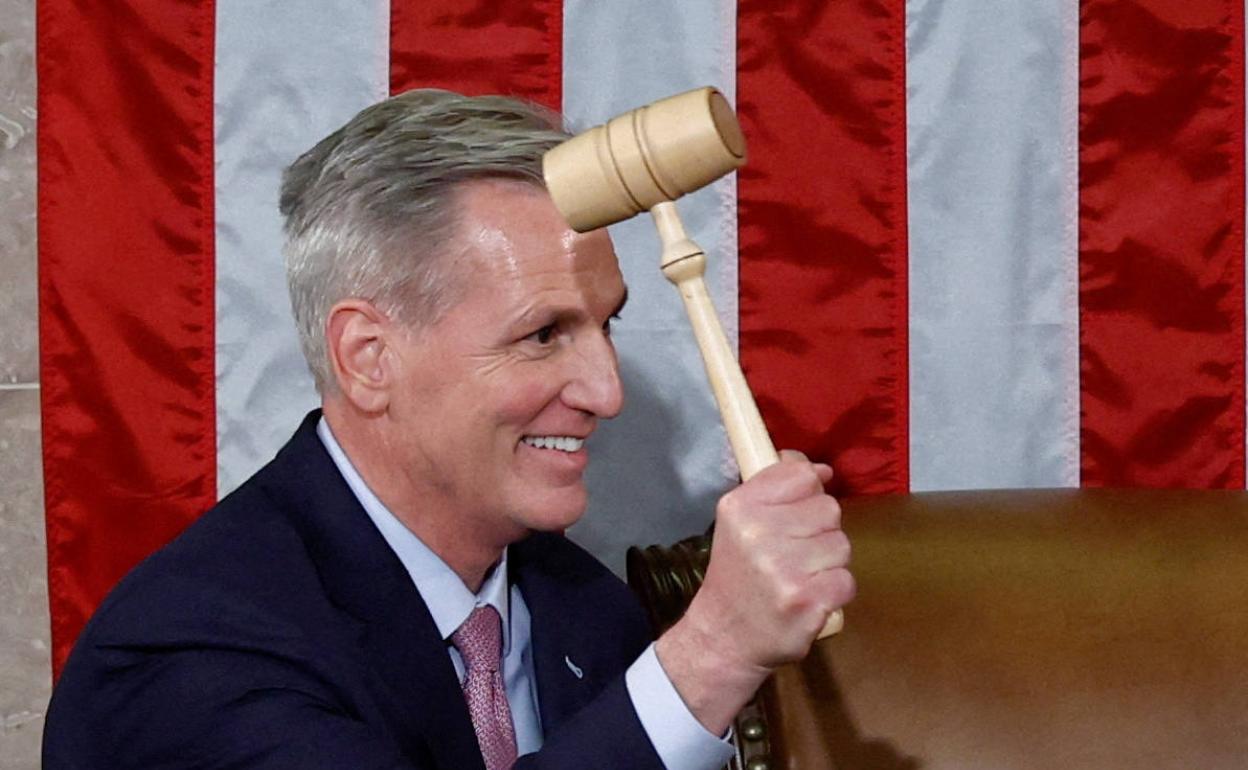McCarthy, con el mazo de presidente del Congreso de Estados Unidos.
