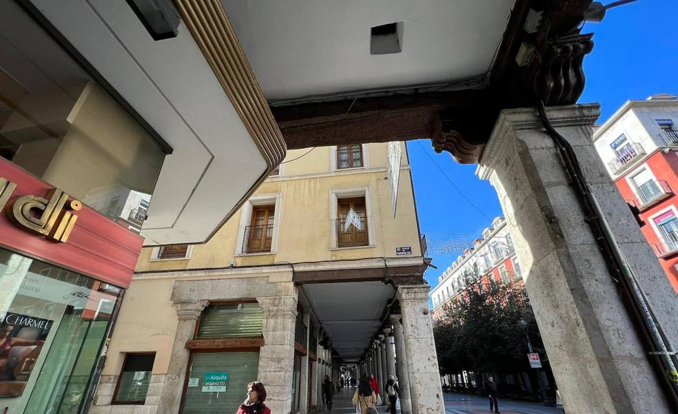 Una de las mirillas que se pueden observar en los techos de los soportales de la Plaza Mayor de Valladolid.