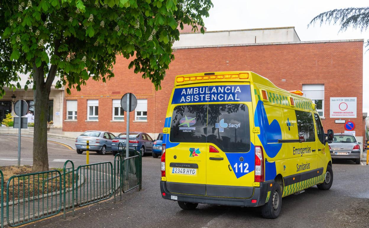 Ambulancia en el Complejo Asistencial de Palencia. 