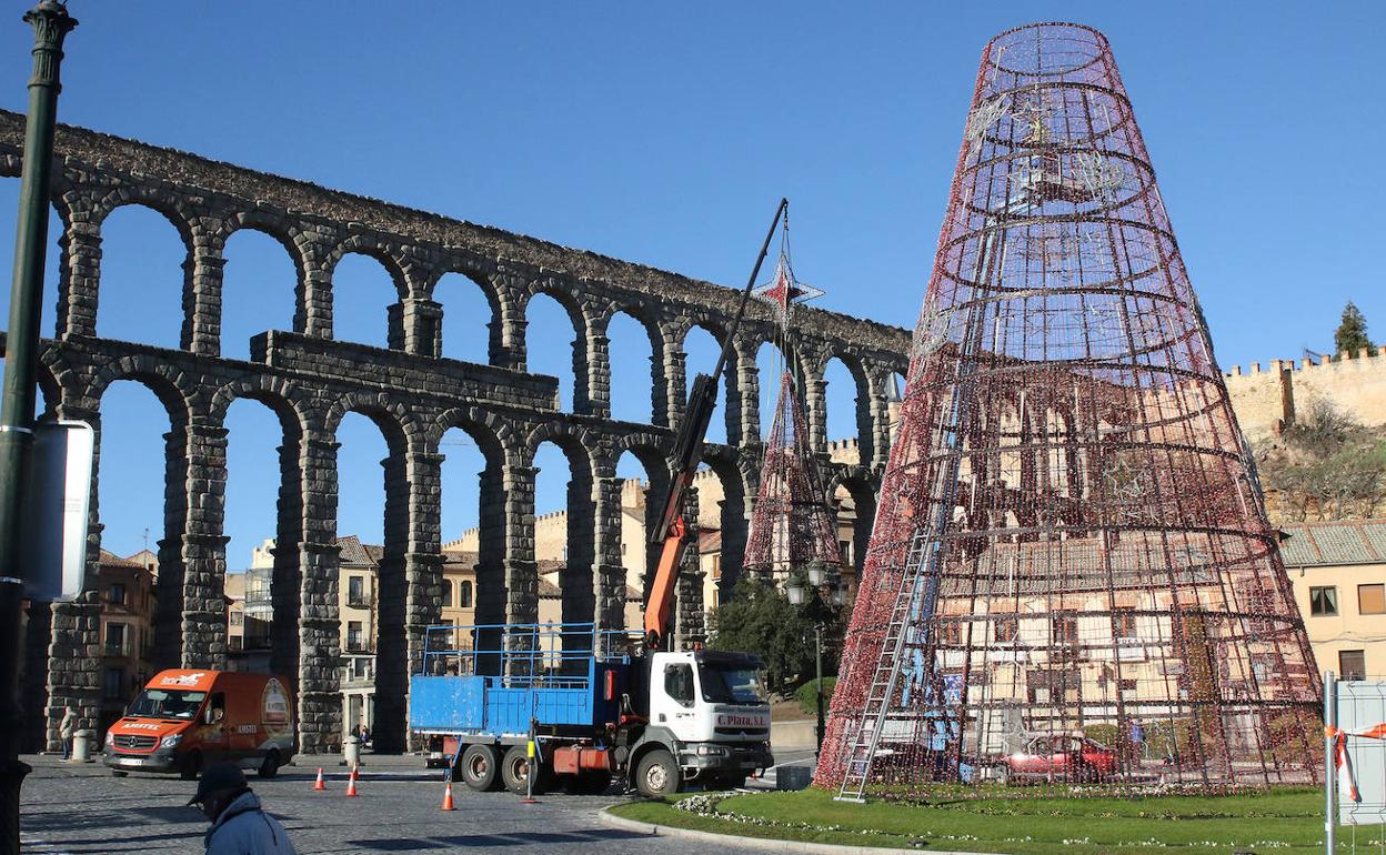 Retirada del árbol de Navidad instalado en la plaza de Artillería.