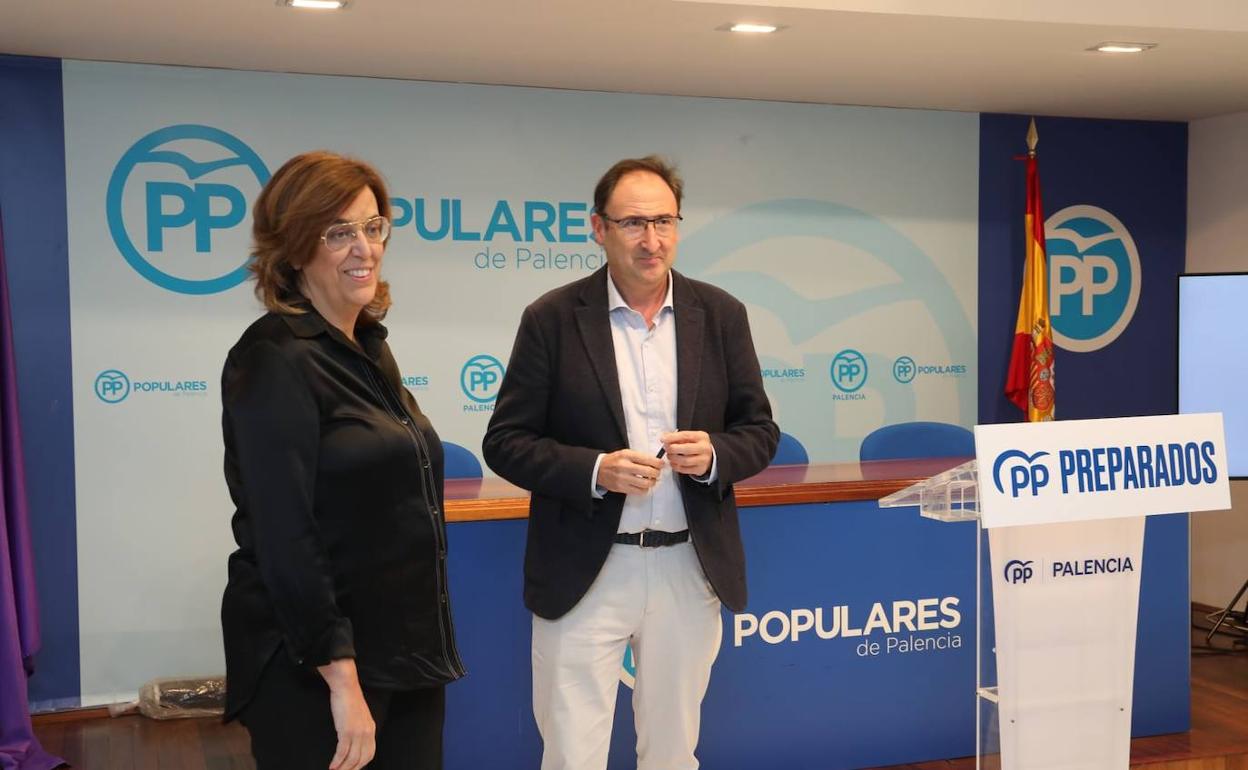 El candidato, con la presidenta del PP de Palencia, Ángeles Armisén, esta tarde en la sede. 