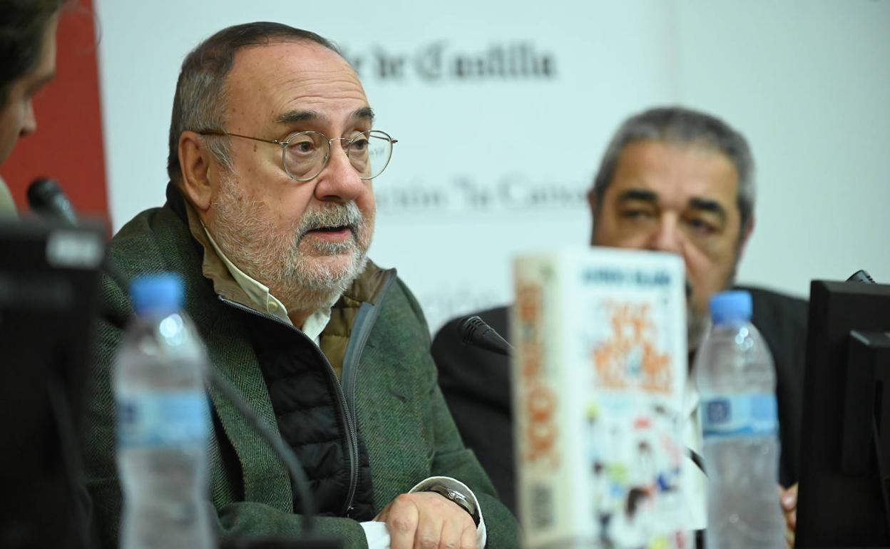 Alfredo Relaño, con Carlos Aganzo a su lado, durante su intervención. 