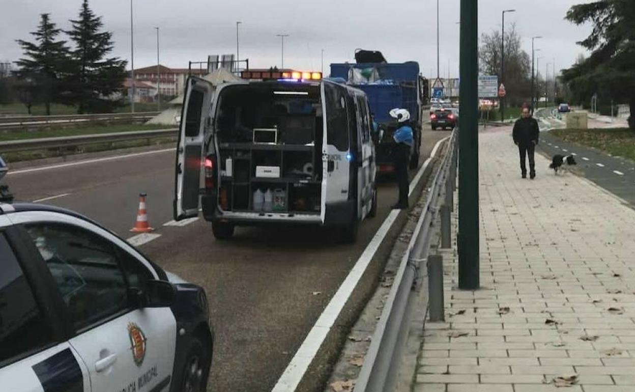Los agentes, durante la intervención en la ronda norte con el transportista. 