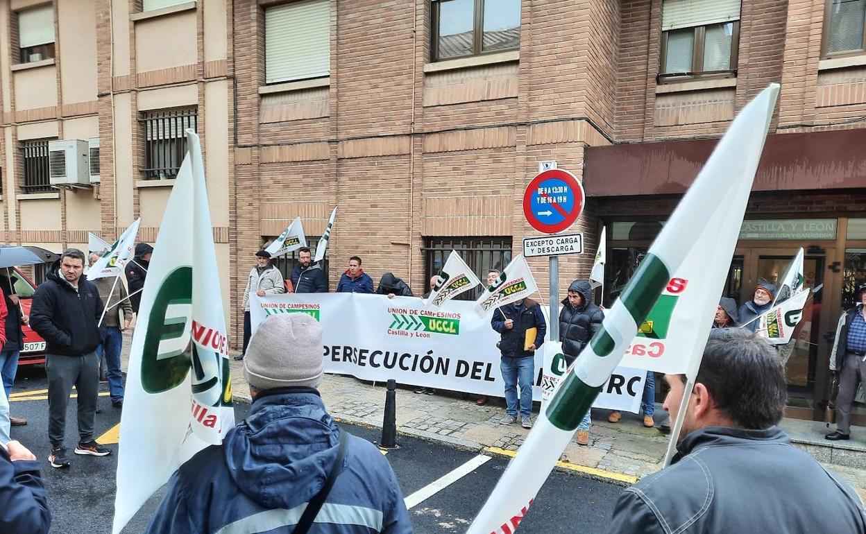 Protesta de los ganaderos, este miércoles, frente al Servicio Territorial de Agricultura y Ganadería.