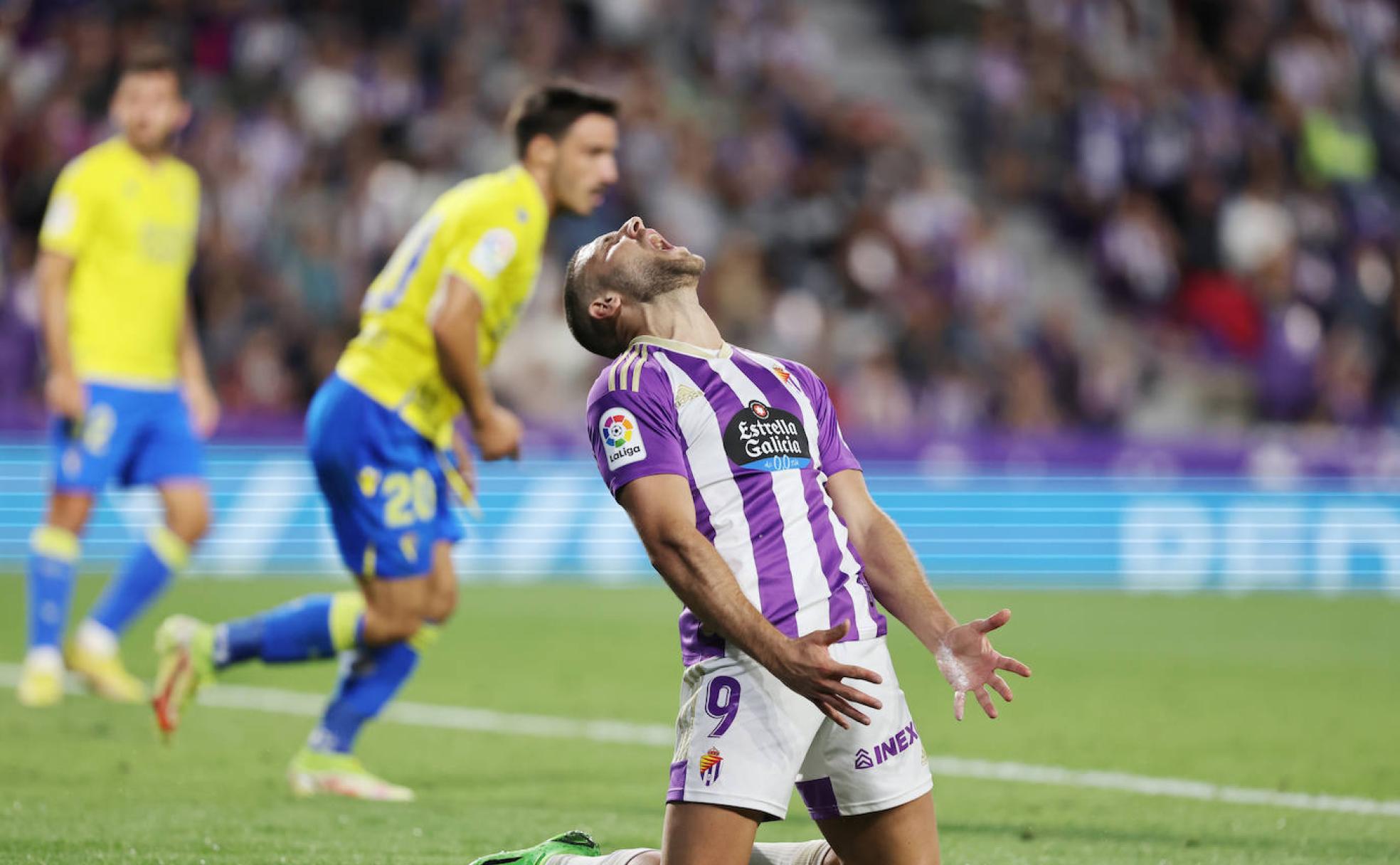 Weissman lamenta una ocasión que falló en el partido frente al Cádiz. 