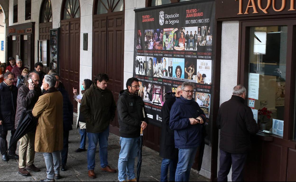 Colas este miércoles para comprar entradas en la taquilla del teatro Juan Bravo.