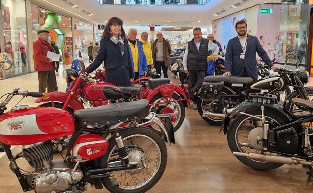 La concejala de Cultura y Turismo, Ana María Carmen Redondo; el coordinador general del Club Turismoto, José Manuel Navas, y el gerente de Vallsur, Pablo Pérez, en primer término en la inauguración de la muestra.