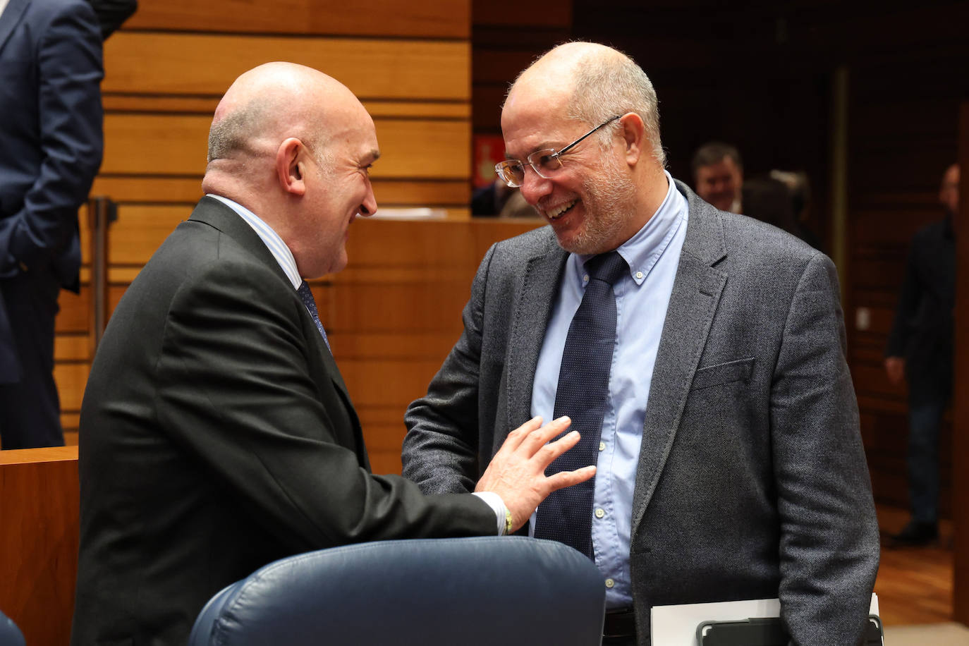 Jesús Julio Carnero, nuevo candidato del PP a la Alcaldía de Valladolid, bromea con Francisco Igea (Ciudadanos). 