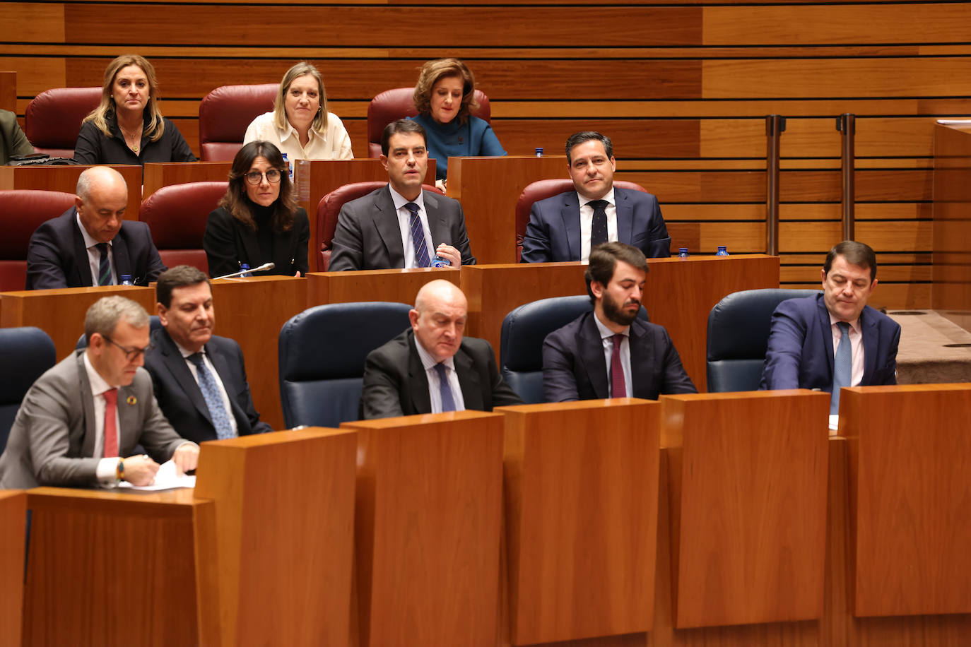 Alfonso Fernández Mañueco, que entró al hemiciclo en la intervención de Ángel Ibáñez, preside su bancada y la del Ejecutivo. 