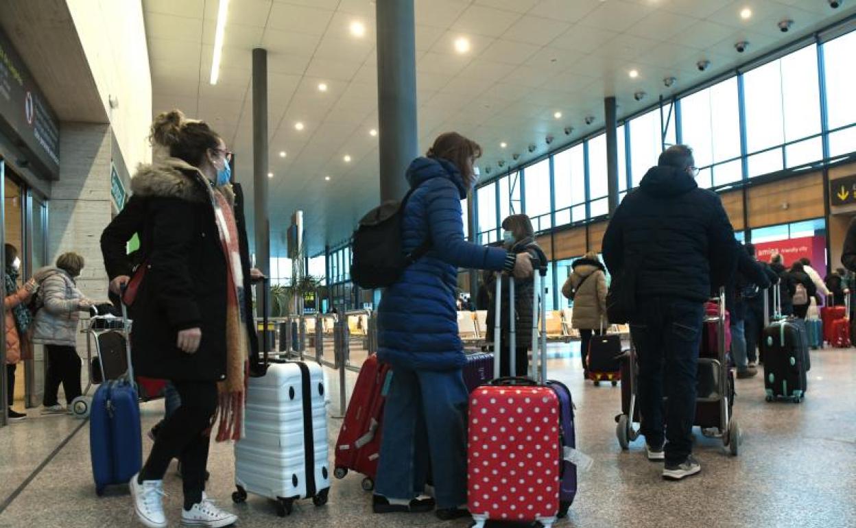 Llegada de pasajeros al aeródromo vallisoletano. 