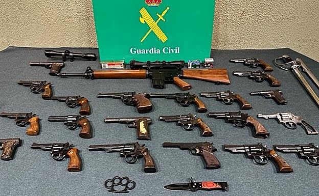 Las armas se localziaron en la vivienda y el lugar de trabajo del detenido. 