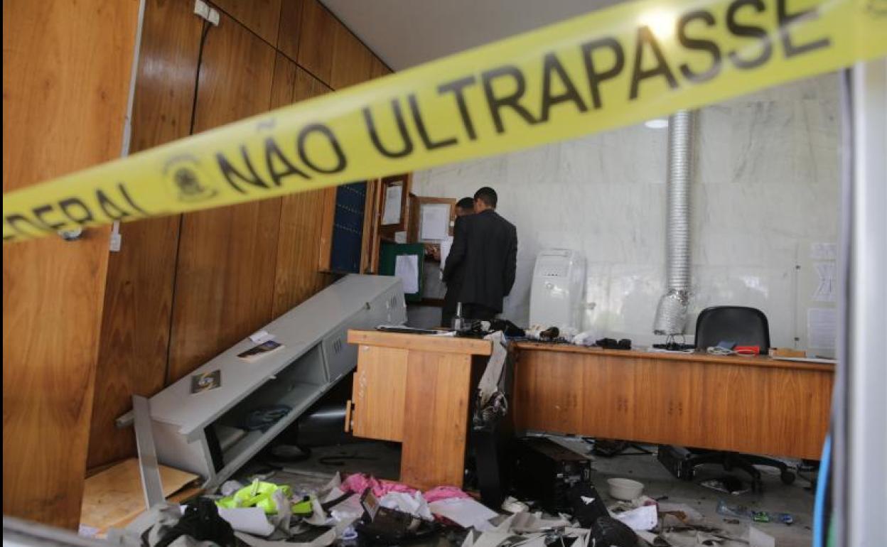 El servicio de seguridad analiza los destrozos generados en el palacio presidencial de Brasil tras el asalto de bolsonaristas radicales el pasado domingo. 