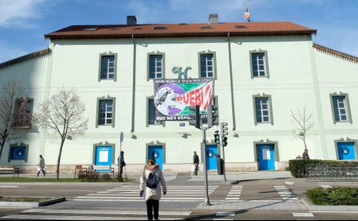 Exterior de La Molinera con la nueva pancarta colocada por los usuarios del lado de la avenida de Salamanca. 