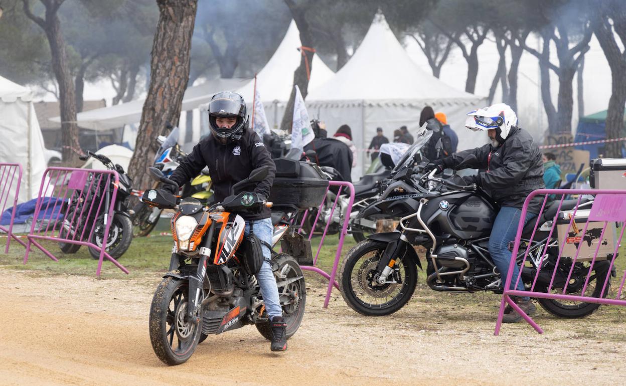 Los moteros más madrugadores se van instalando en el 'nido pingüinero'.