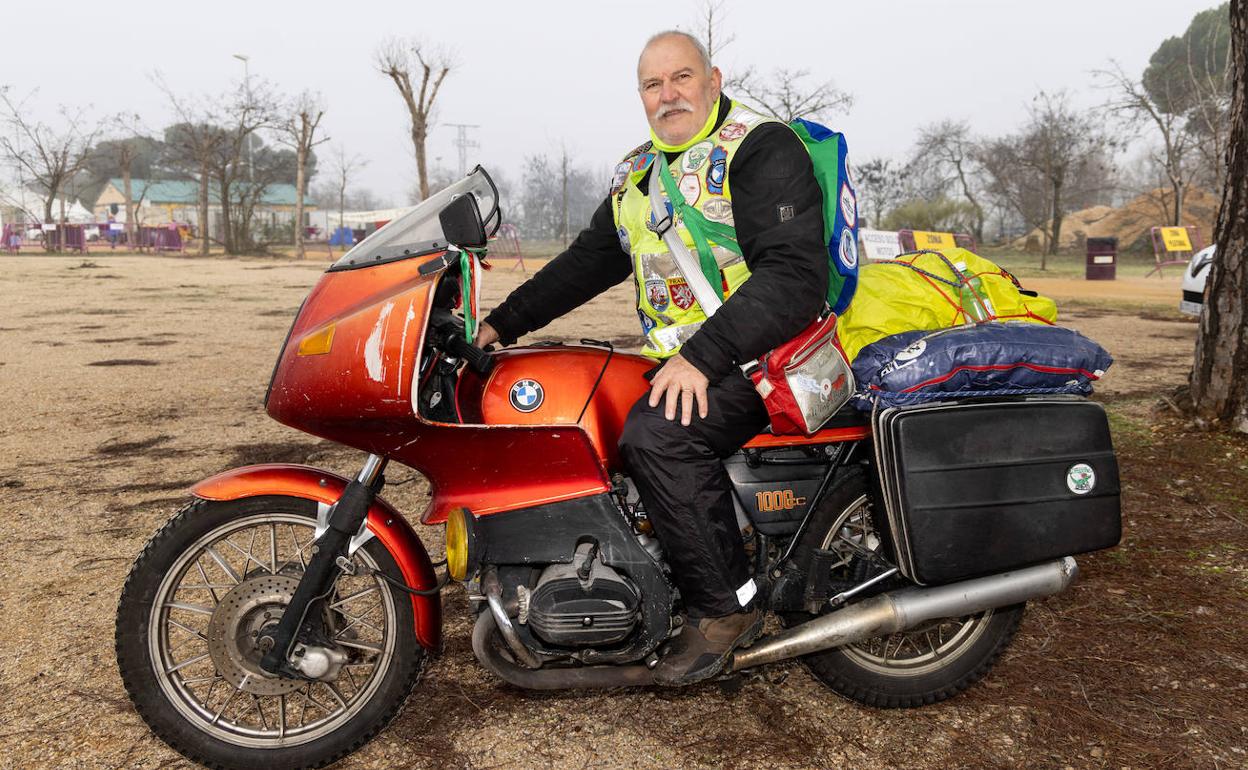 Mauro Bacchiocchi, con su BMW de 45 años.