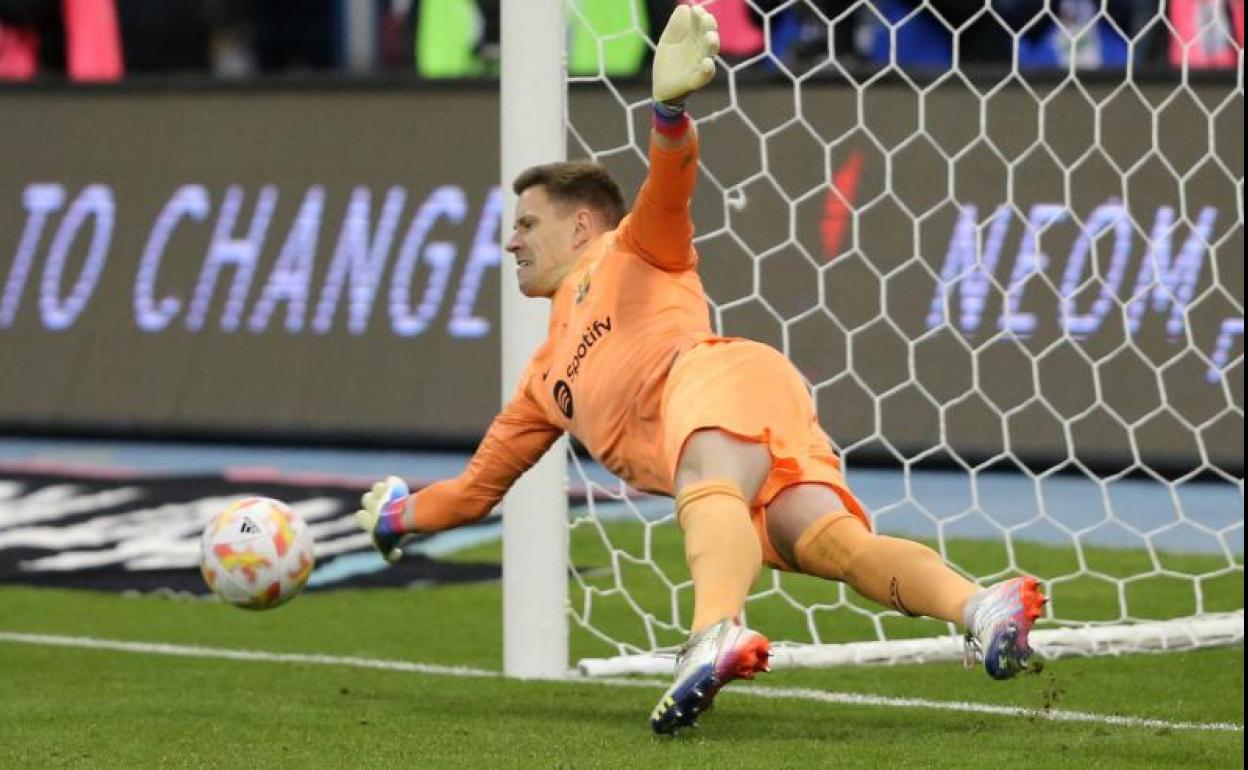 Marc-André ter Stegen detiene el penalti a William Carvalho.